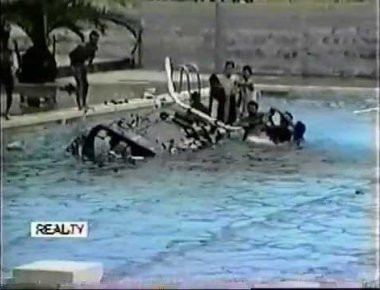 Βίντεο: Ελικόπτερο βυθίζεται σε μια πισίνα στην προσπάθεια του να μαζέψει νερό !